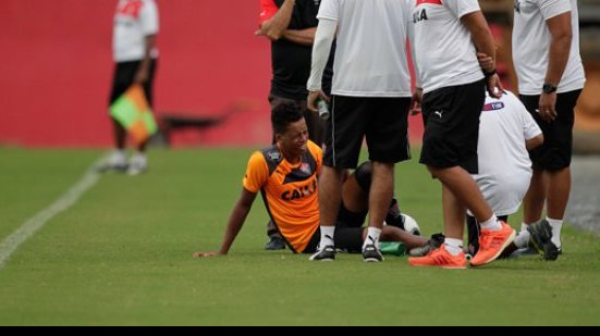 Imagem Zagueiro lesiona tornozelo e desfalca o Vitória por seis semanas