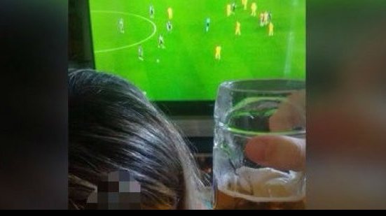 Imagem Agente de Maxi polemiza com foto assistindo jogo enquanto mulher faz sexo oral