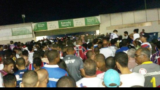 Imagem Portões fechados e ingressos falsos causam confusão na entrada de Pituaçu