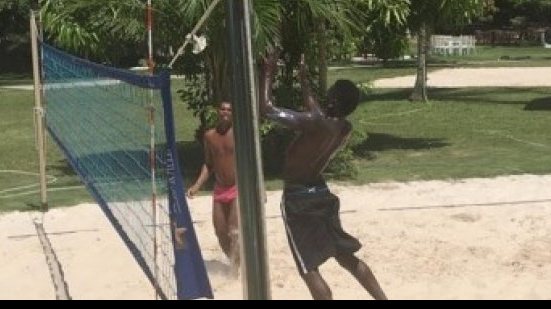 Imagem Em negociações com a dupla BaVi, zagueiro Kanu mantém a forma com futevôlei
