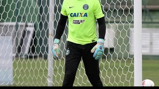 Imagem Titular no gol do Coritiba, ex-Vitória desfalca equipe nas finais do estadual