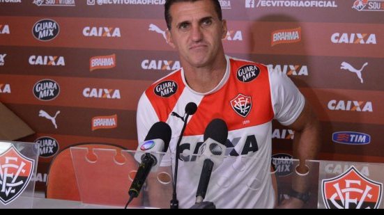 Imagem Viagem desgastante e campo preocupam Mancini para duelo em Boa Vista