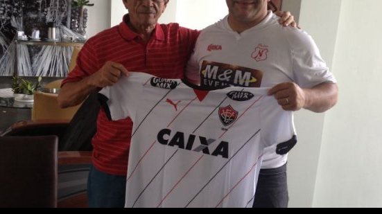 Imagem Presidente do Náutico-RR visita delegação do Vitória e ganha camisa do clube