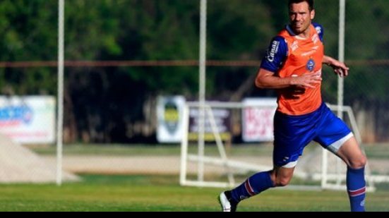 Imagem Lucas Fonseca esquece duelos contra o Santa Cruz: o que vale é o jogo de amanhã