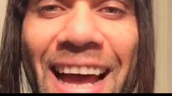 Imagem Vídeo: de peruca, Daniel Alves imita namorada e irrita torcedores do Barcelona