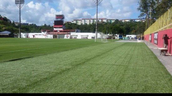 Imagem Grama sintética segue sendo instalada ao redor de campo do Barradão 