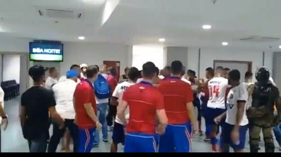 Imagem Vídeo: confira fúria de jogadores e comissão técnica do Bahia após eliminação