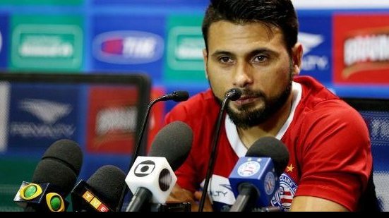 Imagem Bahia anuncia rescisão com Maxi e atacante solta indireta nas redes sociais