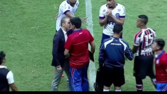 Imagem Árbitro relata cabeçada de Milton Mendes em auxiliar técnico do Bahia 