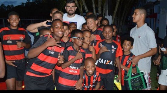 Imagem Jogadores do Vitória fazem a festa de garotos de escolinha do clube