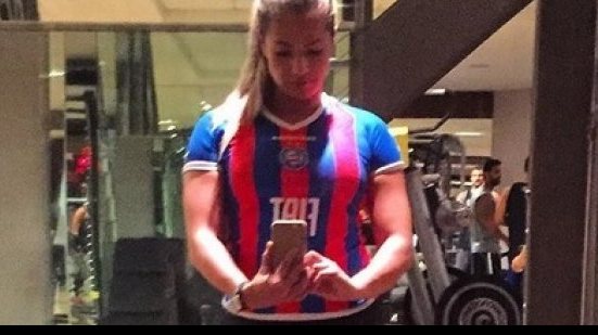 Imagem Carioca, ex-BBB malha com camisa do Bahia e leva tricolores à loucura