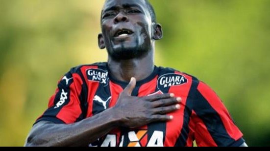 Imagem Empresário confirma acerto entre Kanu e Vitória,mas aguarda liberação para atuar