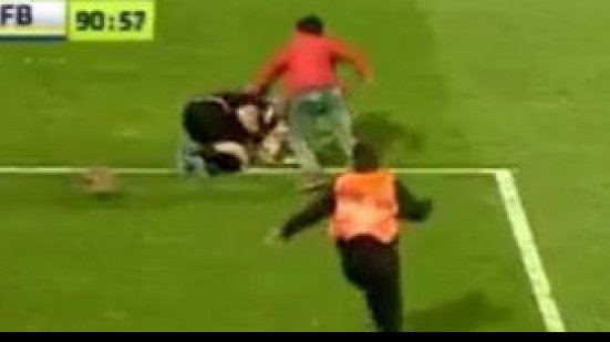 Imagem Vídeo: torcedor invade campo e agride árbitro em jogo na Turquia