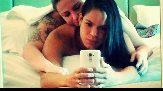 Imagem Perto de disputar título no UFC, lutadora baiana posta foto íntima com namorada