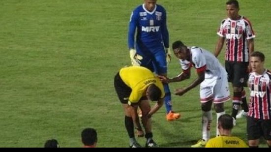 Imagem Árbitro baiano se lesiona e é substituído na final da Copa do Nordeste