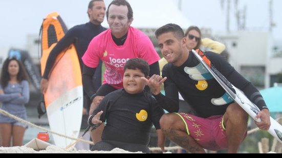 Imagem Exemplo de superação, surfista adaptado realiza Clínicas de Surfe em PF