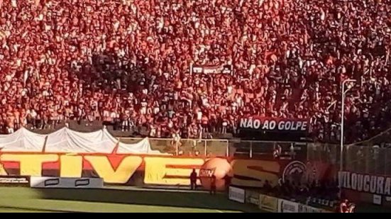 Imagem Torcida do Vitória exibe faixa com frase "Não ao Golpe"