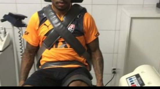 Imagem Após pancada no clássico, Marinho vai trocar folga por tratamento no Barradão