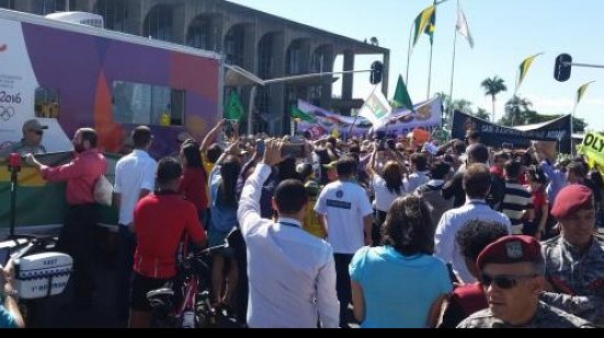 Imagem Revezamento da tocha na Esplanada é acompanhado por manifestantes