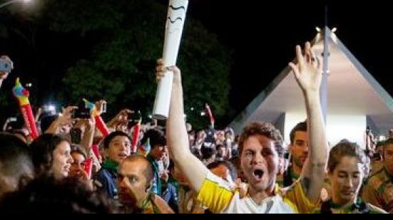 Imagem Brasilienses festejam na Esplanada a passagem da Tocha Olímpica