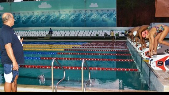 Imagem Nadadores de alto rendimento treinam na piscina olímpica