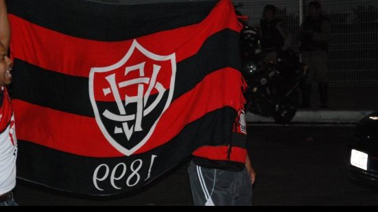Imagem Torcedores do Vitória extravasam na saída da Fonte: &#039;o campeão voltou&#039;