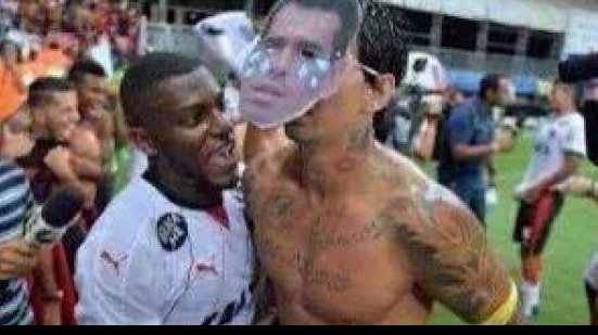 Imagem Pivô de polêmica, Victor Ramos tira onda e usa máscara de Sant’Ana chorando