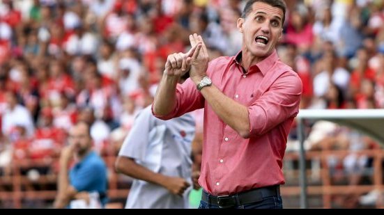 Imagem Mancini agradece torcida do Vitória e garante que fica para o Brasileirão