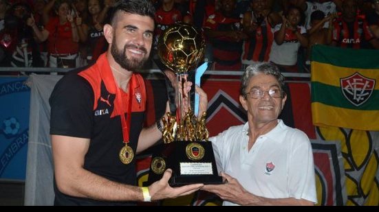 Imagem Mesmo de fora da final contra Bahia, Fernando Miguel comemora título do Vitória