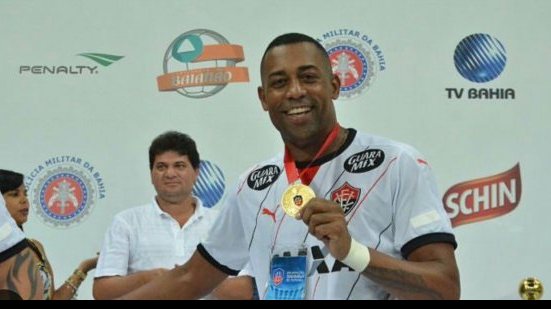 Imagem  Em despedida do Vitória, Robert comemora conquista do Baianão