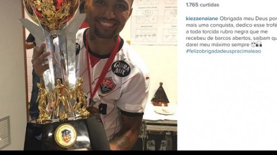 Imagem Kieza posa com taça do Baianão e dedica título à torcida do Vitória