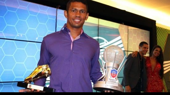 Imagem  Em premiação, atacante da Juazeirense comemora troféu de artilheiro