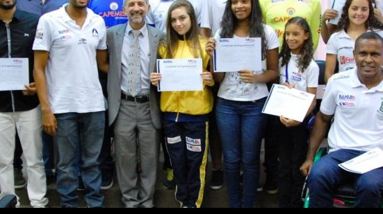 Imagem Atletas recebem certificados do programa estadual de Incentivo ao Esporte Amador