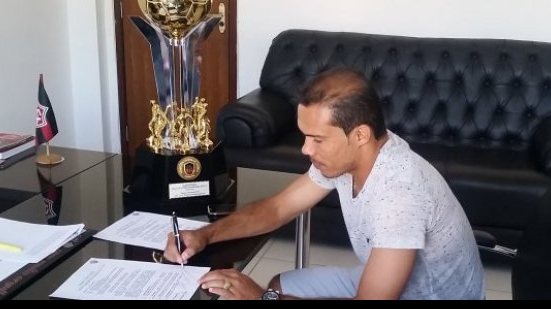 Imagem Leandro Domingues comemora renovação com o Vitória: "muito feliz"