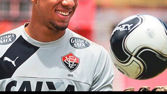 Imagem   Goleiro comemora atuação com a camisa do Vitória contra a Portuguesa
