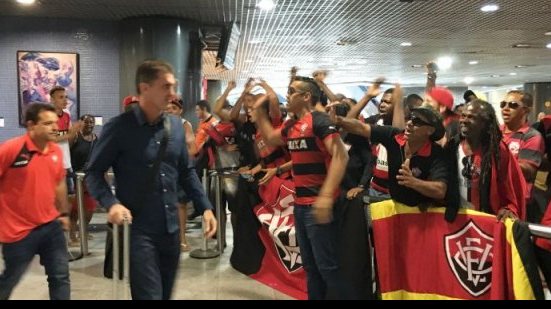 Imagem Rubro-Negros de Recife recepcionam delegação do Vitória no aeroporto