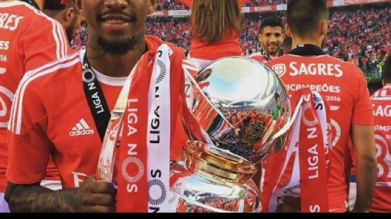 Imagem Talisca é tricampeão português pelo Benfica