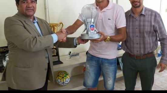 Imagem Melhor meia-direita do Baianão, Juninho recebe Troféu Armando Oliveira