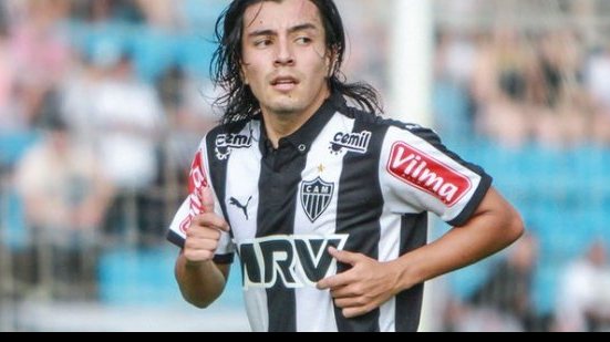 Imagem Vitória negocia contratação de meia colombiano