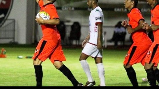 Imagem Vitória leva susto, mas vence a Portuguesa de virada e avança na Copa do Brasil
