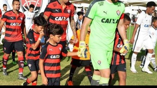 Imagem Fernando Miguel comemora triunfo do Vitória sobre Corinthians mas pede atenção 