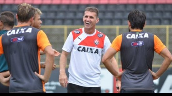 Imagem Willian Farias participa de treino com bola no Barradão