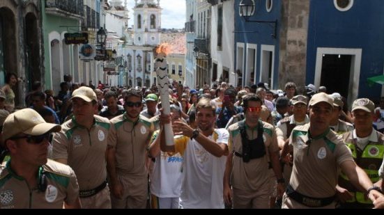 Imagem Tocha é conduzida no Pelourinho sob gritos de "fora Temer"