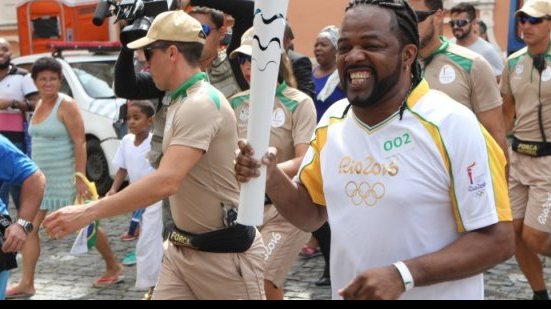 Imagem Sambista carioca conduz Tocha Olímpica em Salvador