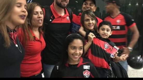 Imagem Torcedores recepcionam delegação do Vitória em Minas Gerais