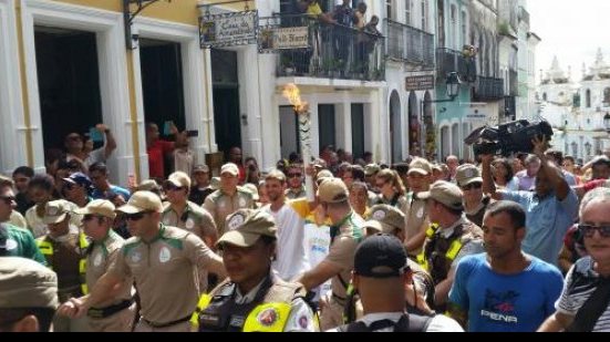 Imagem Tocha Olímpica passa por Salvador com direito a rapel e escadaria do Bonfim
