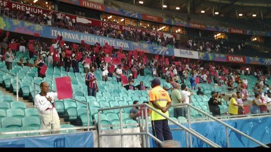 Imagem Torcedores do Bahia protestam contra arbitragem da CBF
