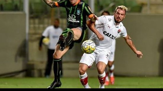 Imagem Com um homem a menos, Vitória marca no fim e empata com o América (MG)
