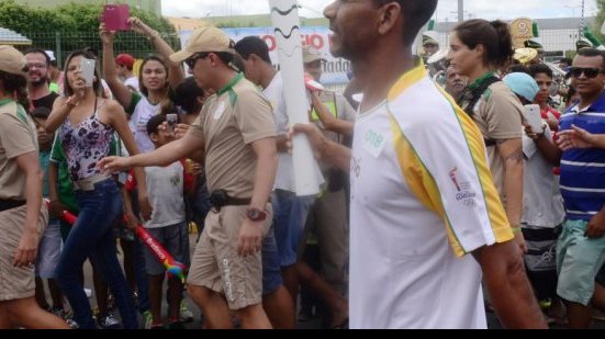 Imagem Esportistas conduzem a tocha olímpica em Juazeiro