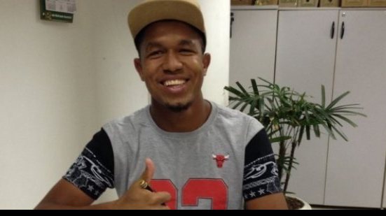 Imagem Artilheiro baiano assina contrato com o Santos
